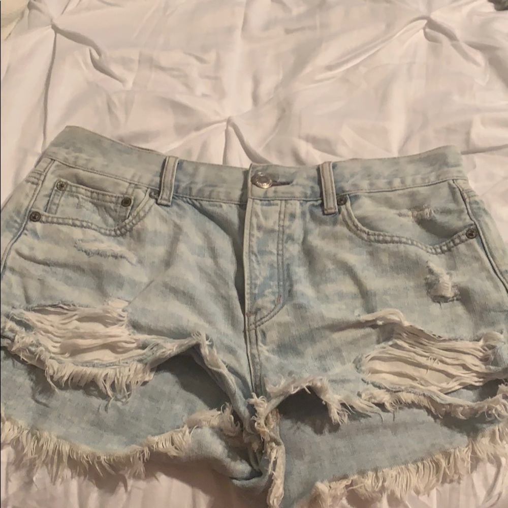 Light wash distressed american eagle jean shorts!